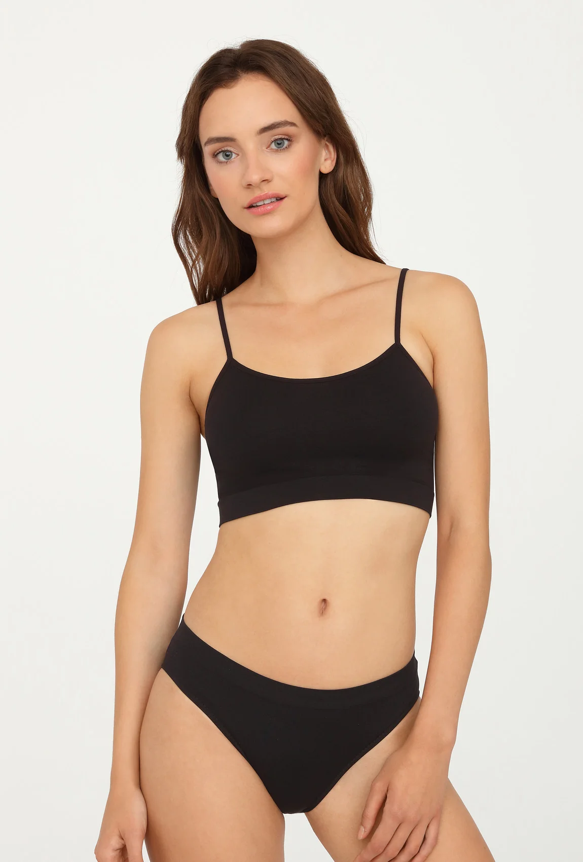 Top s tenkými ramienkami - čierny